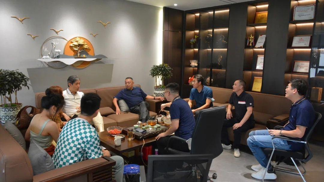 微水泥新品廣受矚目，吸引中國建筑衛生陶瓷協會宮秘書長前來參觀指導！